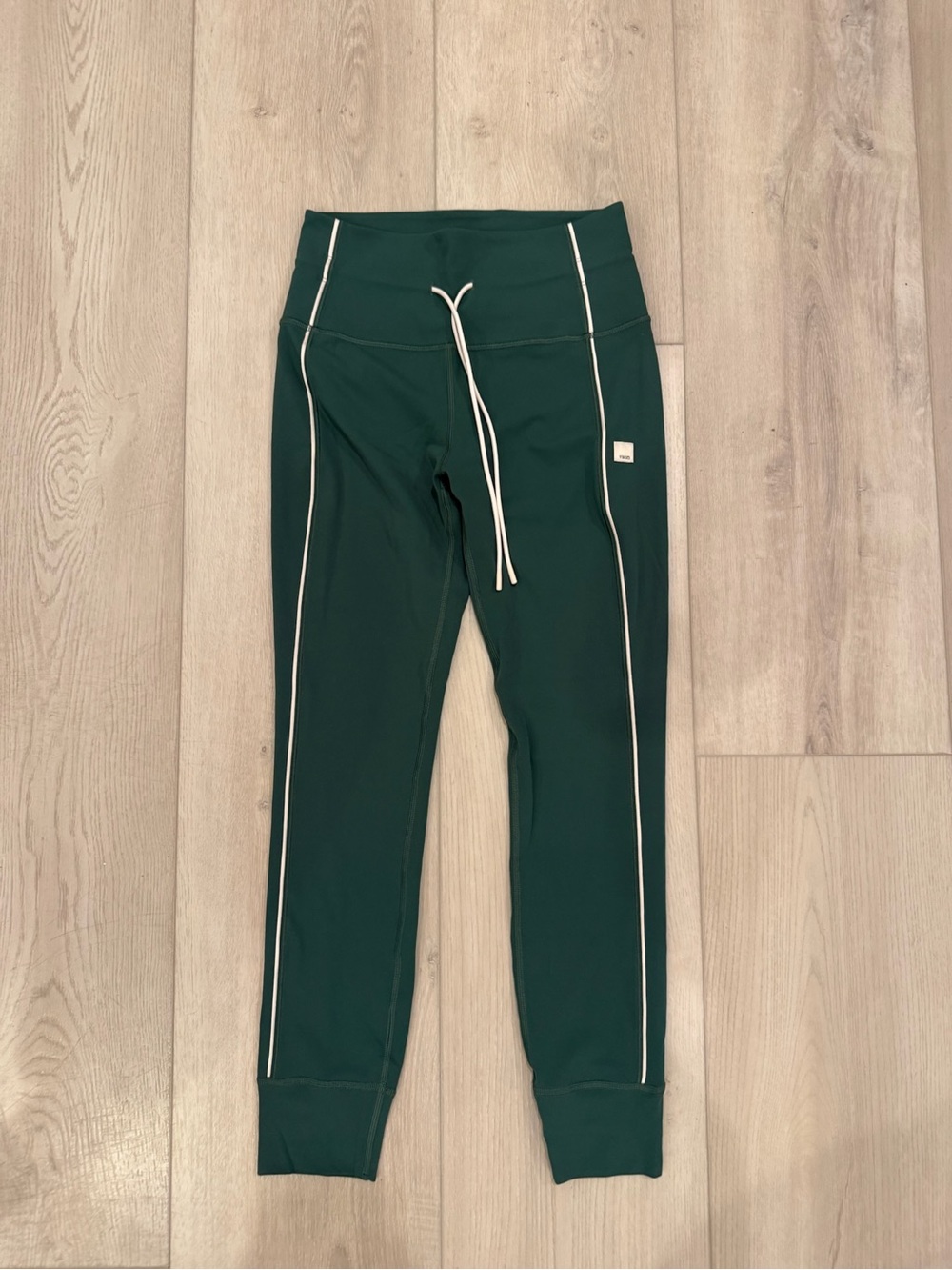 Vuori piped drawstring legging green size small sold out!